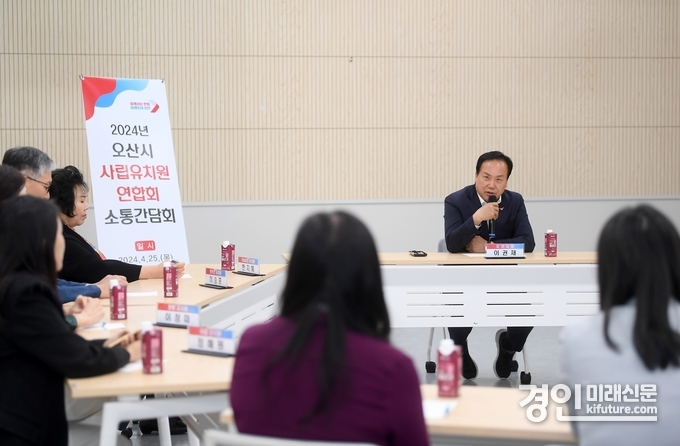 이권재 오산시장(가운데)이 지난해 오산시사립유치원연합회와 소통의 시간을 갖고 있다. <사진=오산시>