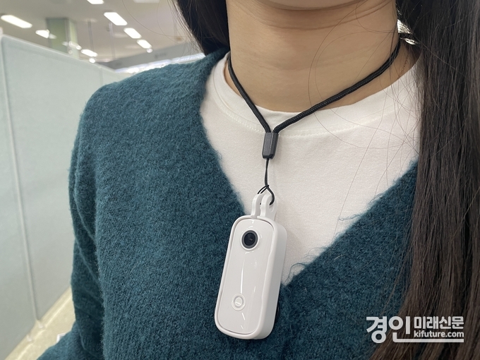 인천 남동구 직원이 휴대용 영상 장비를 착용하고 있다. <사진=남동구>