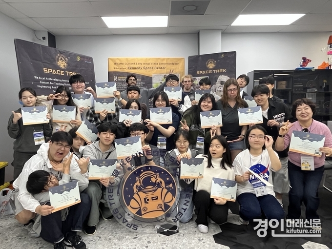 인천광역시교육청이 인천세계로배움학교 항공우주아카데미 학생 NASA KSC에서 ‘NEAR SPACE INVESTIGATION’ 프로젝트를 진행한 가운데 관계자들이 기념촬영을 하고 있다. <사진=인천교육청> 