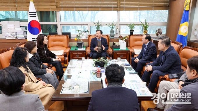 안산시의회 박태순 의장(가운데)이 10일 의장실에서 안산시소상공인연합회 임원진과 신년간담회를 갖고 있다. <사진=안산시의회>
