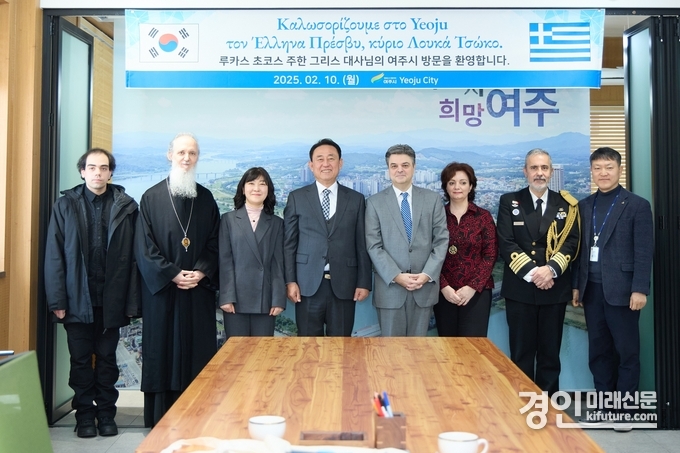 이충우 여주시장(왼쪽 4번째)이 신임 주한 그리스대사를 접견하고 관계자들과 기념촬영을 하고 있다. <사진=여주시>