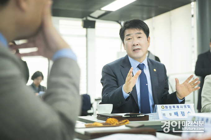 배정수 화성시의회 의장이 제24차 대한민국 특례시의회 의장협의회 정례회의에서 의견을 개진하고 있다. <사진=화성시의회> 