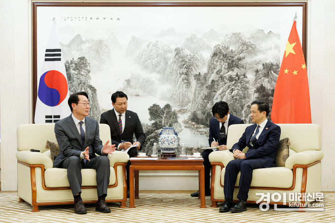 정명근 화성시장(왼쪽)이 중국대사관에서 다이빙(Dai Bing) 주한 중국대사와 경제 협력 방안을 논의하고 있다. <사진=화성시>