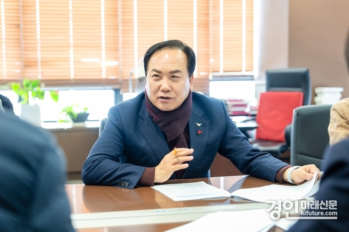 이권재 오산시장이 지역난방 열 사용요금에 대해 DS파워 관계자들과 논의하고 있다. <사진=오산시> 