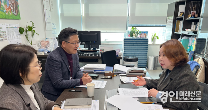 전자영 경기도의원이 '경기도교육청 디지털 성범죄 예방 및 교육에 관한 조례'를 개정하기 위해 관계자들과 논의하고 있다. <사진=경기도의회>