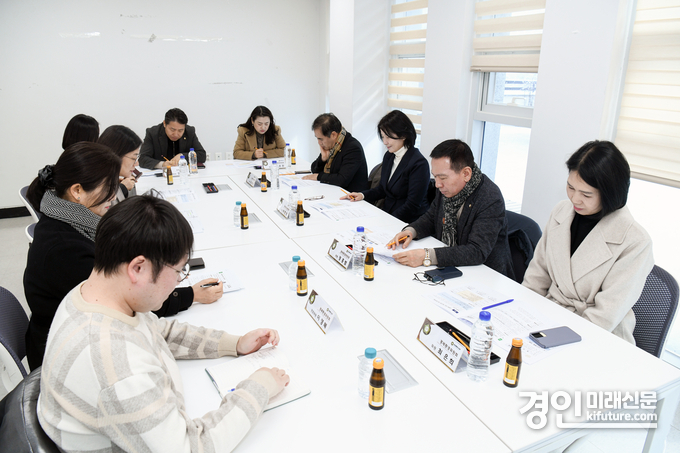 화성시의회 경제환경위원회가 사전 보고회를 진행하고 있다. <사진=화성시의회>