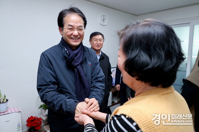 이동환 고양시장(왼쪽)이 집수리 지원 가구에 방문하고 해 주민과 얘기하고 있다. <사진=고양시> 