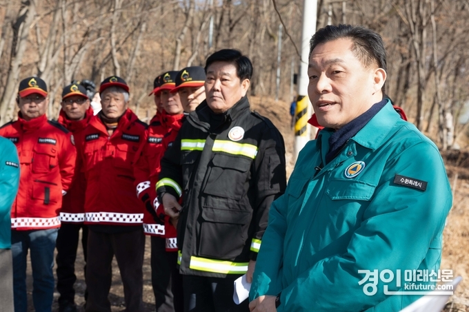 광교산을 찾은 이재준 수원시장(오른쪽)이 산불종사원들을 격려하고 있다. <사진=수원시>