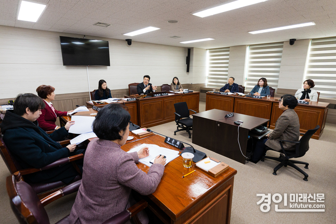 안산시의회 의회운영위원회가 14일 의회 제4상임위원회 회의실에서 ‘제295회 임시회 폐회 중 2차 회의’를 열고 있다. <사진=안산시의회>