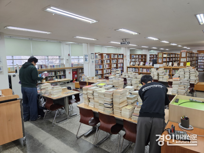 경기교육청 관계자들이 학교 도서관 장서를 점검하고 있다. <사진=경기교육청>