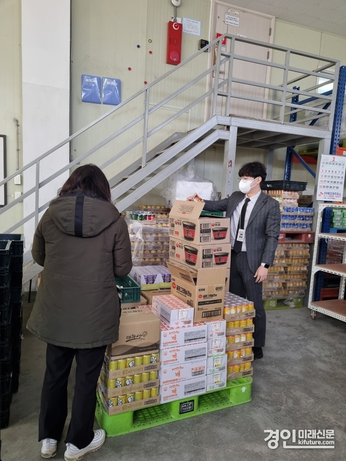 안산시 관계자들이 집단급식소 식품판매업 지도 점검을 실시하고 있다. <사진=안산시>