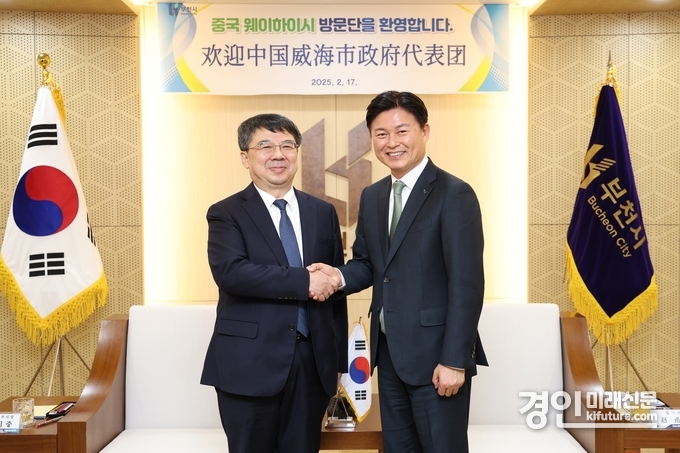 리우 쿠이 중 웨이하이 부시장(왼쪽)과 조용익 부천시장이 기념사진을 촬영하고 있다. <사진=부천시>