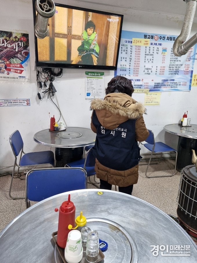 안성시 관계자가 수산물 원산지 표시 지도점검을 실시하고 있다. <사진=안성시>