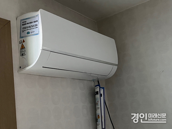 저소득 독거노인가구에 설치된 에어컨 모습. <사진=성남시>