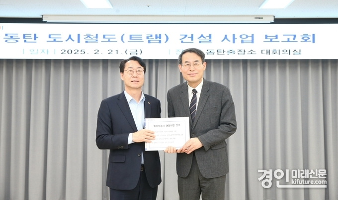 정명근 화성특례시장(왼쪽)이 강희업 대광위원장에게 건의사항을 전달하고 있다. <사진=화성시>