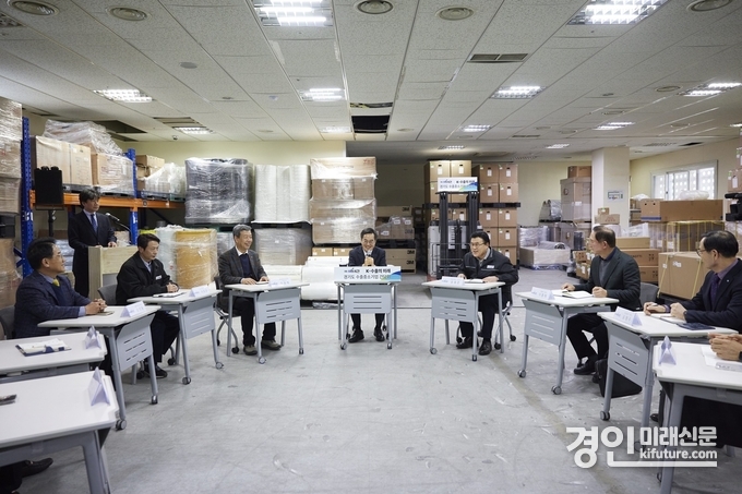 김동연 경기지사가 지난 20일 군포시 (주)예선테크에서 열린 경기도 수출 중소기업 현장 간담회에 참여하고 있다. <사진=경기도>