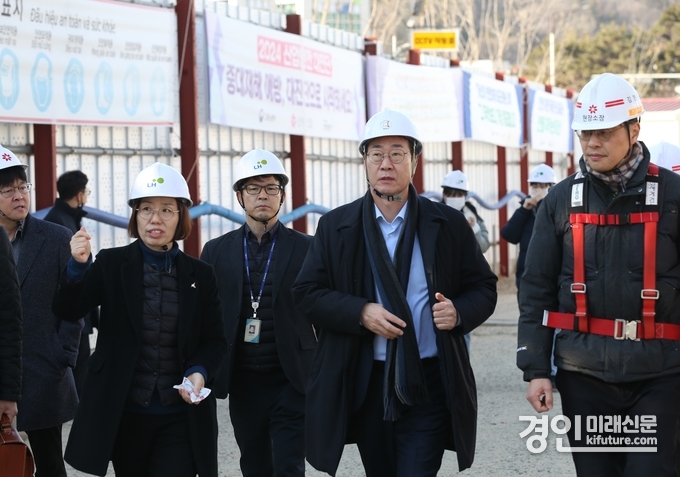 정명근 화성시장(오른쪽 2번째)이 화성예술의전당 건설 현장을 점검하고 있다. <사진=화성시>