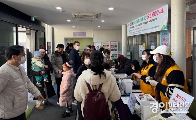 화성시의료나눔봉사단이 외국인 무료 진료 서비스를 실시하고 있다. <사진=화성시>