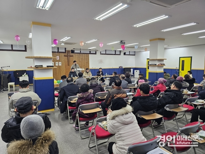 김대중 인천시의원이 주안8동 정비사업추진예정지 대상 주민들과 감담회를 갖고 있다. <사진=인천시의회>