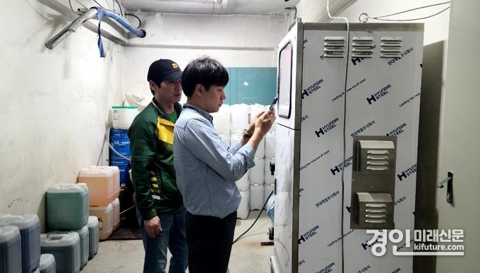 시흥시 관계자가 찾아가는 기업 맞춤형 수질 환경 컨설팅 서비스를 실시하고 있다. <사진=시흥시>