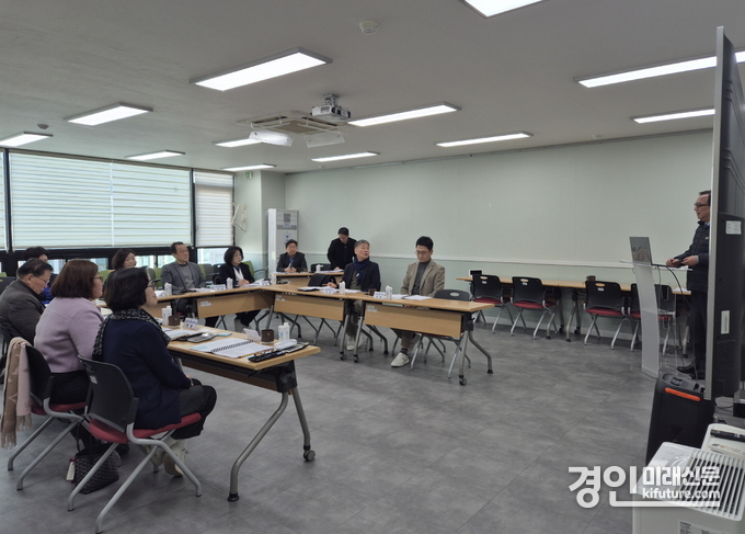 사회적경제육성위원회가 사회적 경제 활성화에 대해 논의하고 있다. <사진=시흥시>