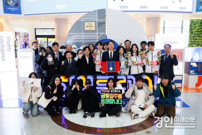 화성시가 ‘2025 하얼빈 동계 아시안게임’에서 입상한 빙상부 선수단의 봉납식을 개최하고 관계자들이 기념촬영을 하고 있다. <사진=화성시>