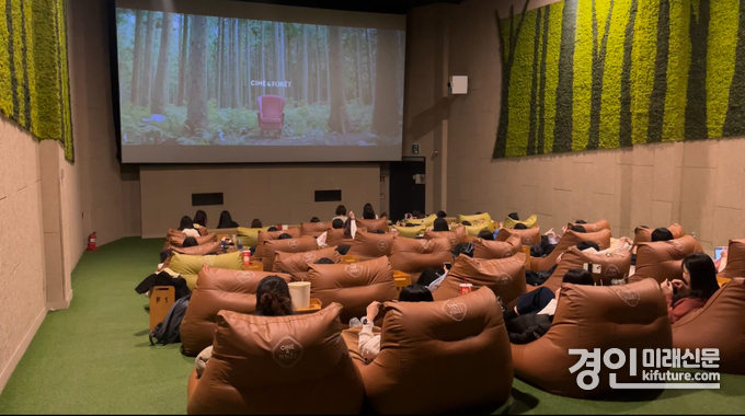 지난 1월 CGV강변 씨네앤포레에서 진행된 뜨개상영회 모습. <사진=CGV>
