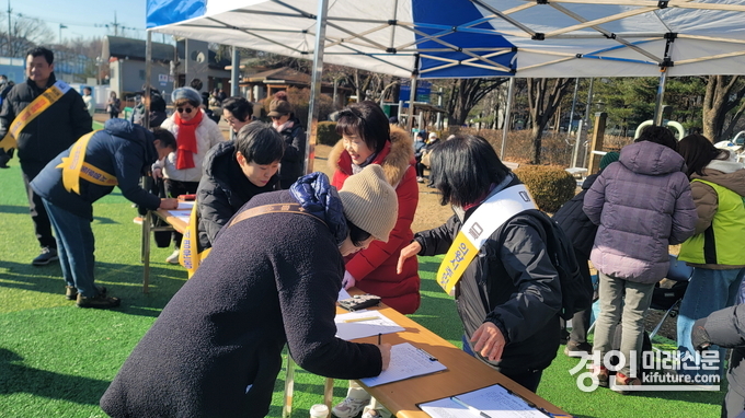 의왕시주민자치협의회가 두발로데이 행사에서 위례~과천선 의왕역 연장 서명을 받고 있다. <사진=의왕시>