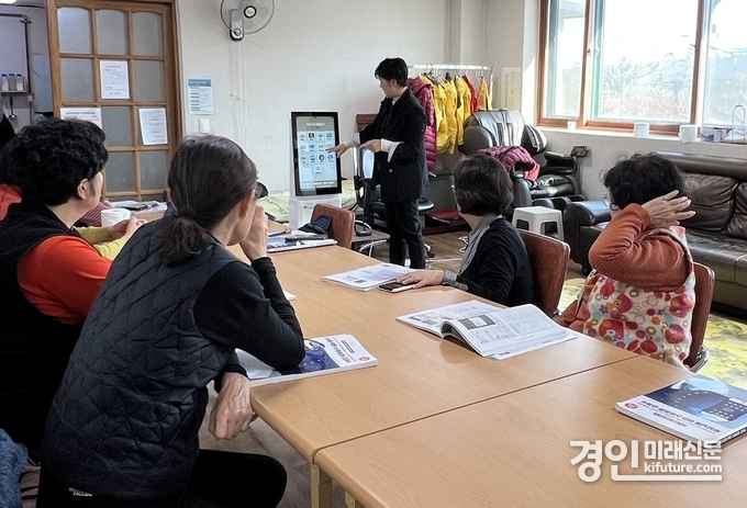 여주시가 찾아가는 디지털학당 교육을 진행하고 있다. <사진=여주시>