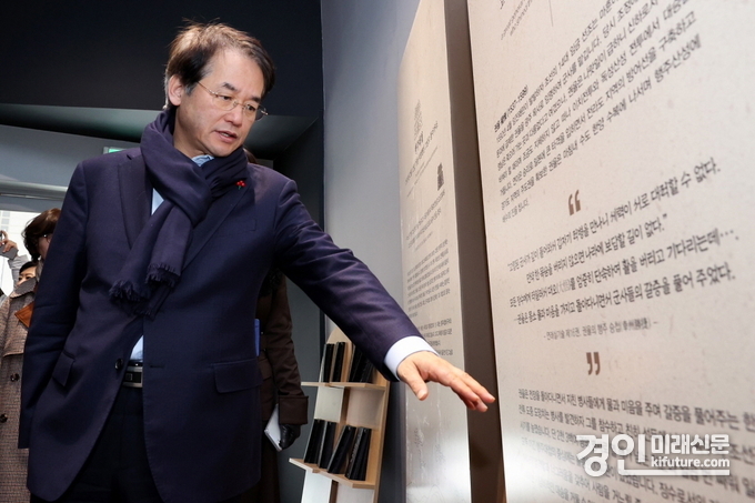 이동환 고양시장이 행주대첩기념관을 둘러보고 있다. <사진=고양시>