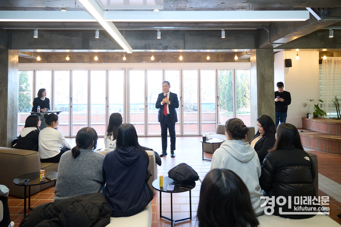 여주시가 국제교류 참가 청소년들과 간담회를 열고 있다. <사진=여주시>