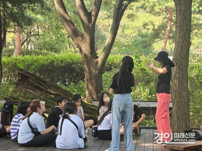 관광객들이 숲체험 프로그램에 참여하고 있다. <사진=경기도>