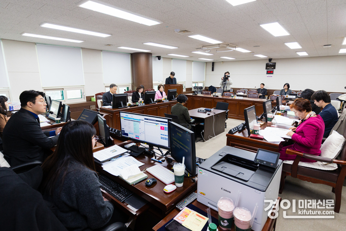 지난 26일 안산시의회가 제2상임위원회 회의실에서 (재)안산미래연구원 원장 임명 후보자에 대한 인사청문를 진행하고 있다. <사진=안산시의회>