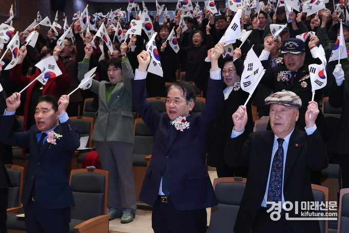 이동환 고양시장(오른쪽 2번째)이 태극기를 힘차게 흔들며 만세삼창을 힘차게 외치고 있다. <사진=고양시>
