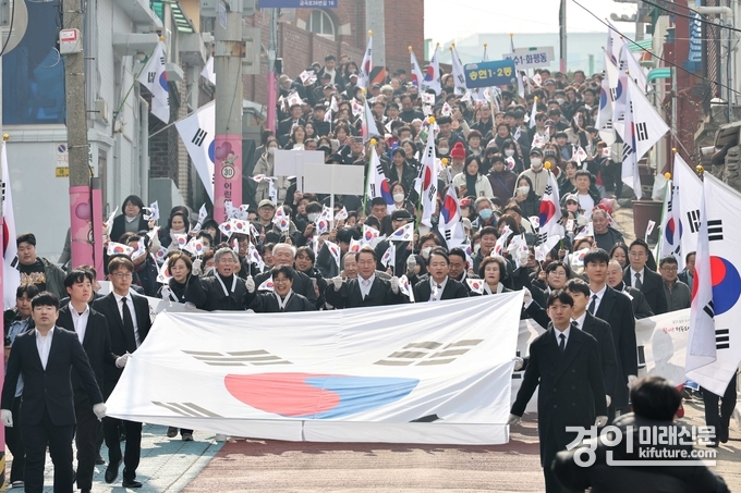 인천광역시장가 제106주년 3.1절인 1일 창영초등학교 일대에서 만세운동 시가행진을 재현하고 있다. <사진=인천시>