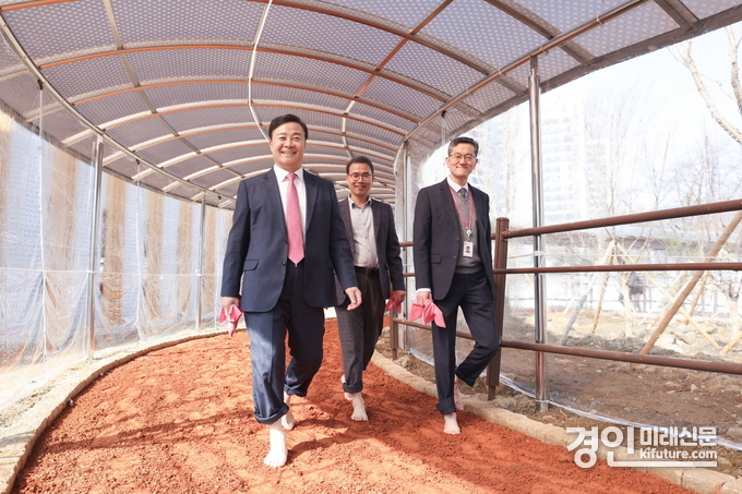 김성제 의왕시장(왼쪽)이 소공원 '맨발 걷기 길' 위를 걷고 있다. <사진=의왕시>