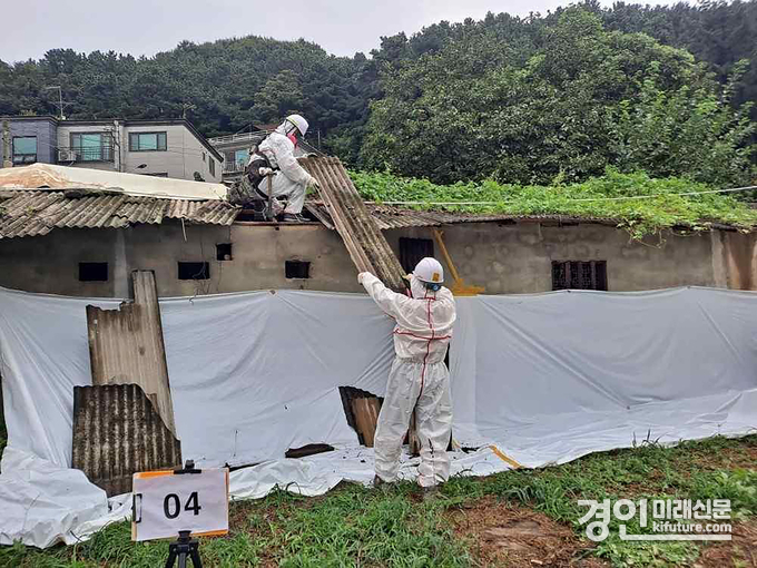 성남시 관계자들이 석면 슬레이트 철거작업을 하고 있다. <사진=성남시>