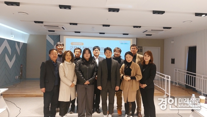 군포시청년정책위원회가 제1차 정기회의를 개최하고 기념촬영을 하고 있다. <사진=군포시>