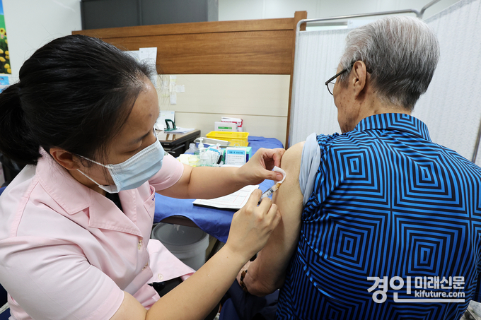 인천 남동구청 관계자가 어르신에게 대상포진 예방접종을 주사하고 있다. <사진=남동구>