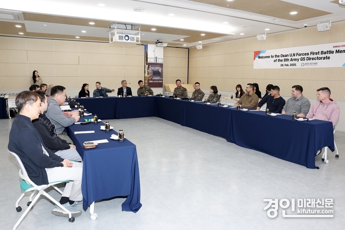 오산시가 지난 2월 28일 미8군 기획참모부 소속 주한미군과 한미동맹의 의미를 나누고 있다. <사진=오산시> 