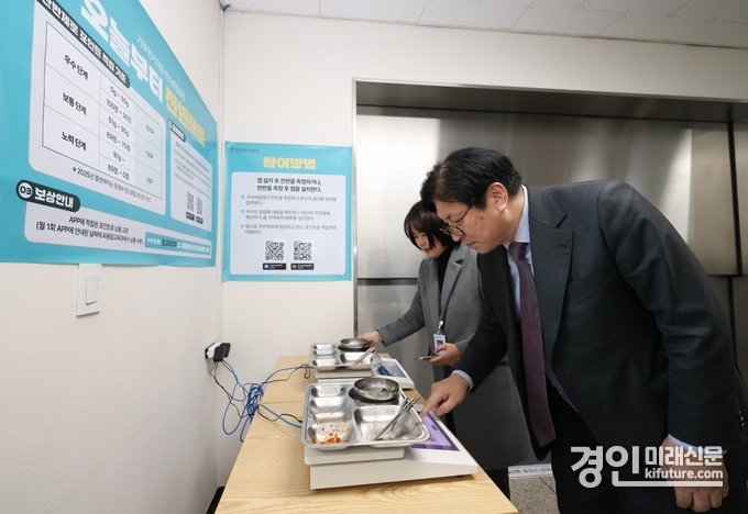 도성훈 인천교육감이 탄소 중립 실천을 위한 ‘급식잔반제로 캠페인’을 실시하고 있다. <사진=인천교육청>
