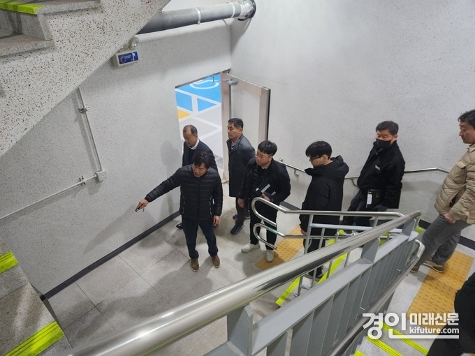 화성도시공사 관계자들이 동탄2지구 여울공원 지하주차장 안전점검을 실시하고 있다. <사진=화성도시공사>