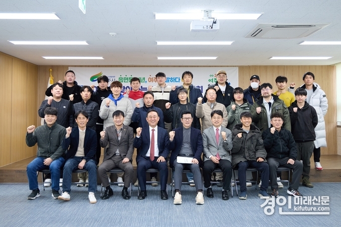 이충우 여주시장(왼쪽 4번째)이 가남읍 청년층과 찾아가는 소통간담회를 실시하고 기념촬영을 하고 있다. <사진=여주시> 