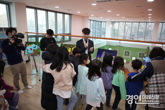 김채성 작가가 숨쉬는 놀이터 개관 전시회에서 아이들과 함께하고 있다. <사진=시흥시>