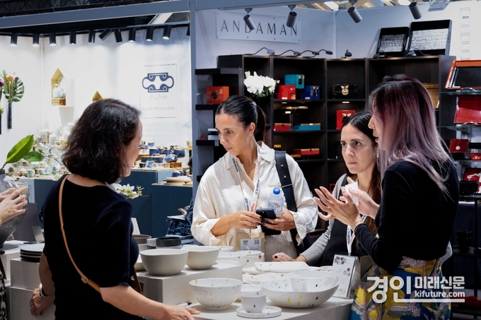 2024 프랑스 파리 메종&오브제 '한국도자재단 경기도자관'을 외국인들이 둘러보고 있다. <사진=경기도> 