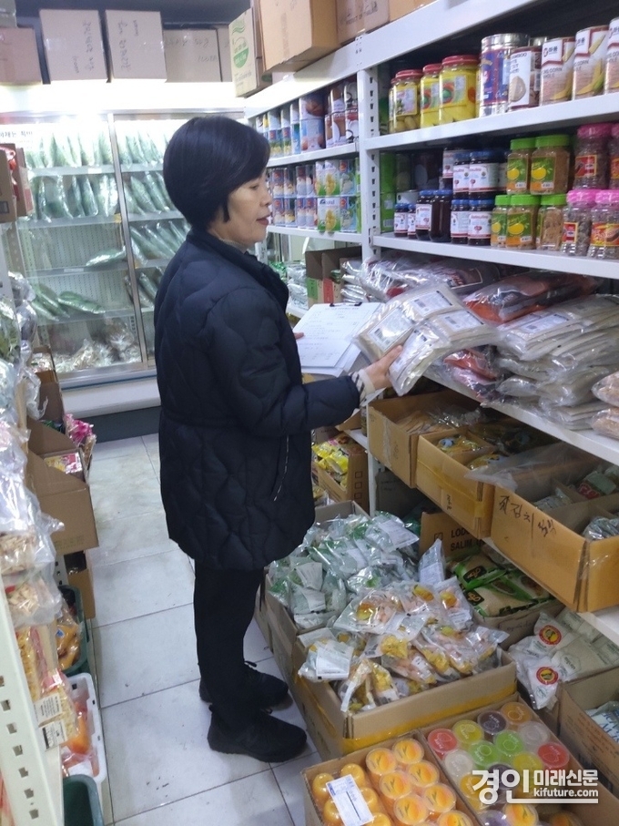 안산시 관계자가 외국 식료품 전문 판매업을 지도점검하고 있다. <사진=안산시>
