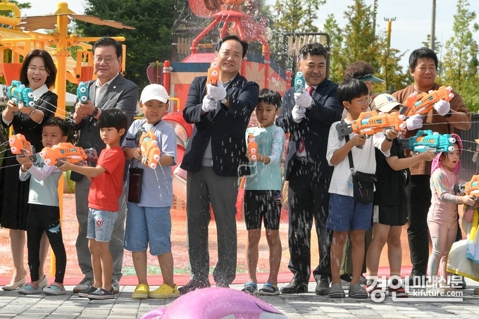 이권재 오산시장(가운데)이 지난 2024년 7월 27일 아래뜰공원 물놀이장에서 기념촬영을 하고 있다.