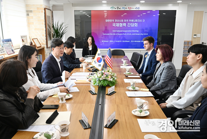 이민근 안산시장(왼쪽 3번쨰)이 우호 협력 도시 美 부에나파크 대표단과 협력 방안을 논의하고 있다. <사진=안산시>