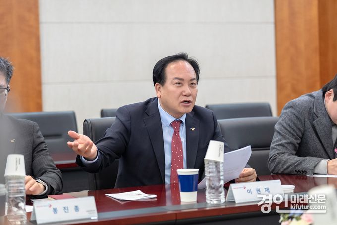 이권재 오산시장이 현대차 전주공장을 방문해 광역버스 차량 조기 출고를 요청하고 있다. <사진=오산시>