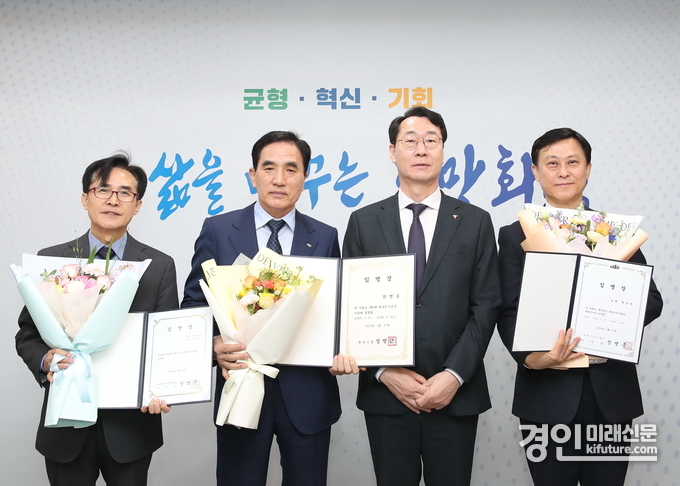정명근 화성특례시장이 신임 공공기관장 3인을 임명하고 기념촬영(왼쪽부터 전병선 화성산업진흥원장, 한병홍 화성도시공사 사장, 정명근 화성특례시장, 황운성 화성복지재단 대표이사)을 하고 있다. <사진=화성시>